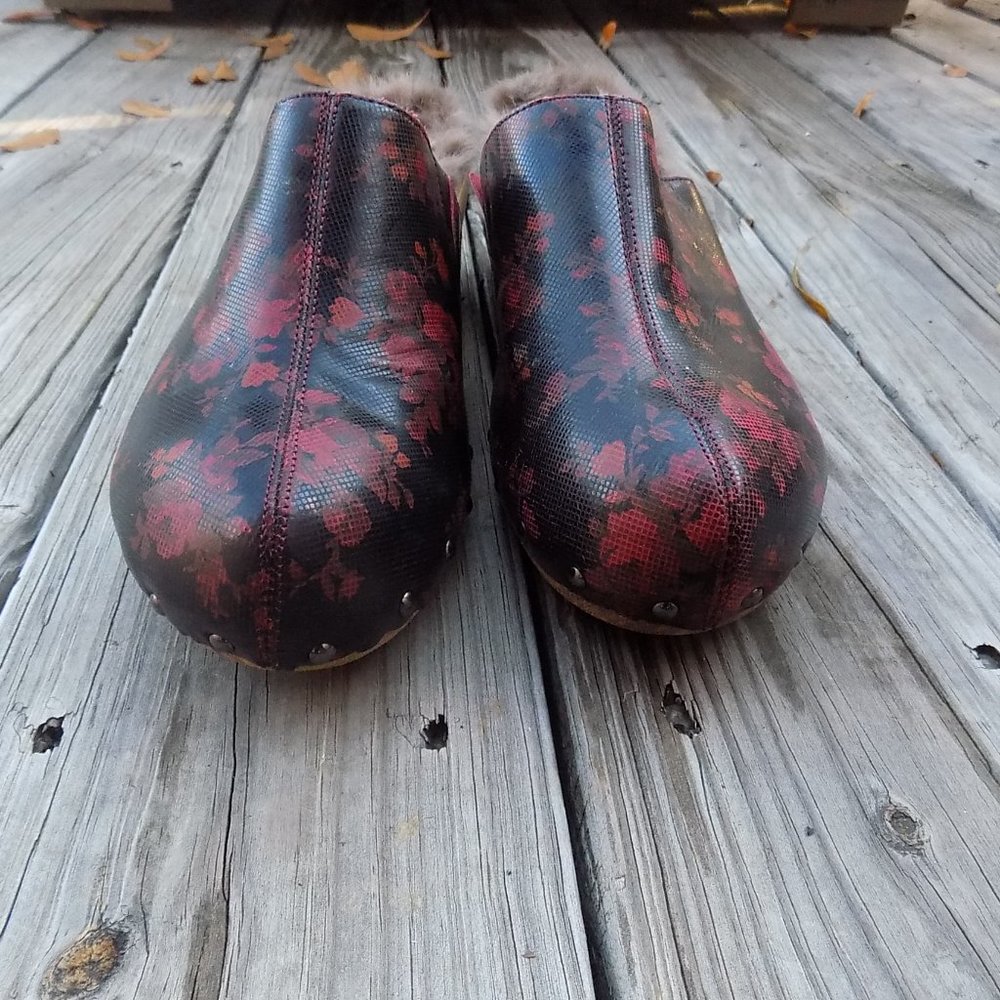 9M Jambu Clogs: floral black, red with faux fur full insoles